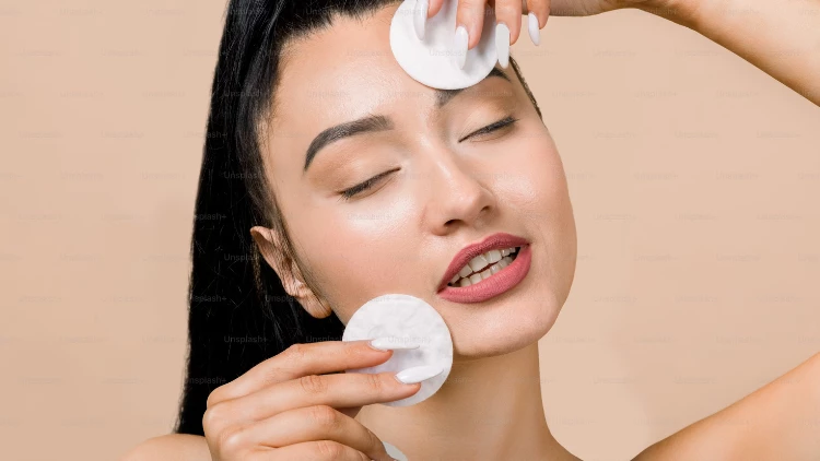 💄 كوريين وكوريات… ليش بشرتهم بتلمع هيك؟ أسرار الجمال الكوري!
